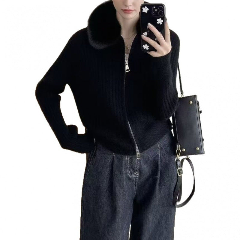 Cardigan pour femmes avec un col en fausse fourrure de haute qualité et une texture côtelée élégante Chic & Stil
