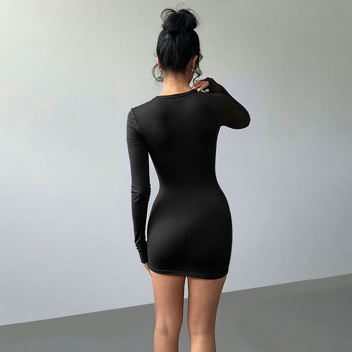 Robe mini ajustée pour femmes avec un design sophistiqué à découpe et à longues manches Chic & Stil
