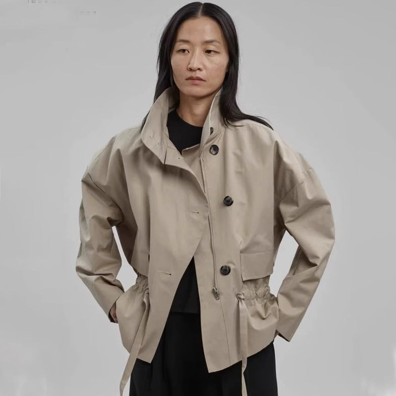 Veste de transition stylée pour femme avec ceinture et col montant Chic & Stil