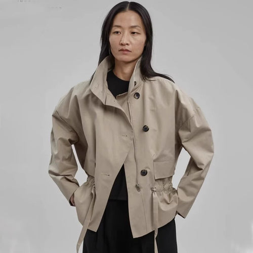 Veste de transition stylée pour femme avec ceinture et col montant Chic & Stil