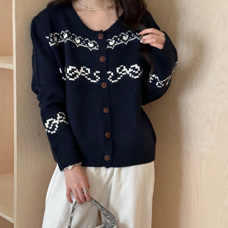 Cardigan tricoté ludique pour femmes avec boutons en bois et motifs traditionnels Chic & Stil