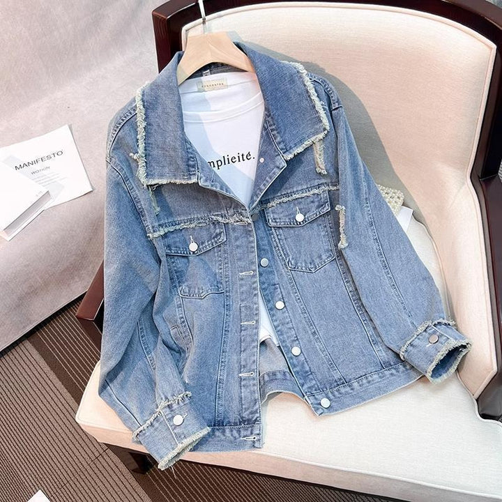 Veste en denim tendance pour femmes avec des détails effilochés Chic & Stil