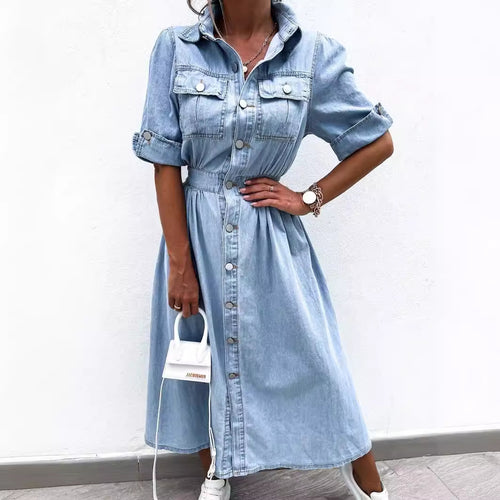 Robe en denim pour femmes avec patte de boutonnage pratique et coupe cintrée Chic & Stil