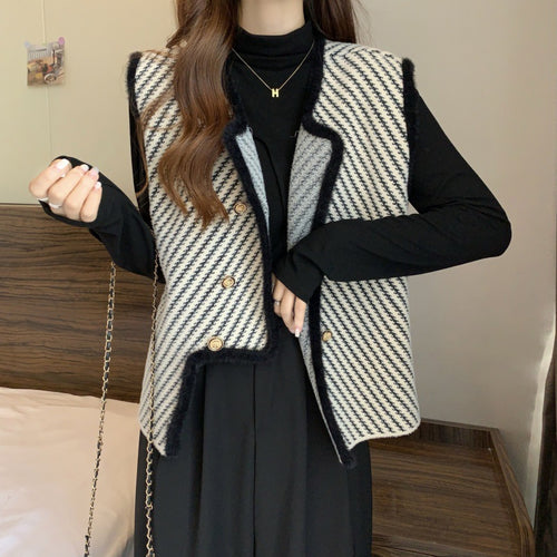 Knit cardigan for women with an elegant cut and classic button details Amarae