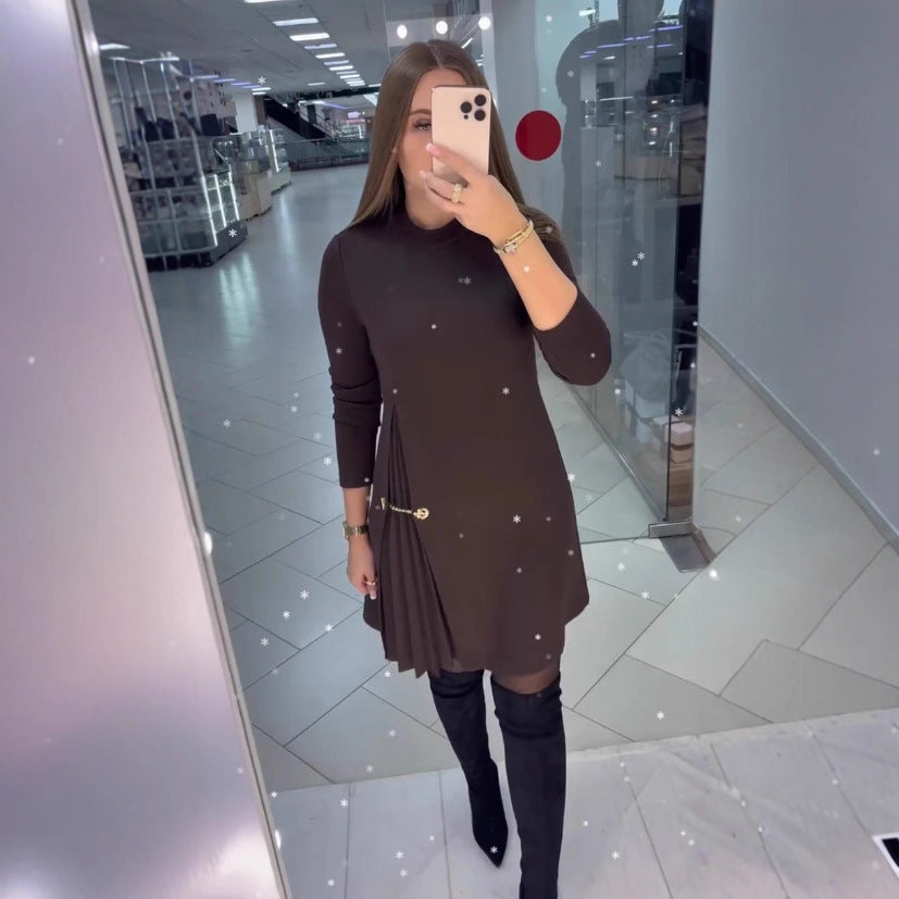 Robe pour femmes avec un design de plis élégant et une ceinture décorative Chic & Stil