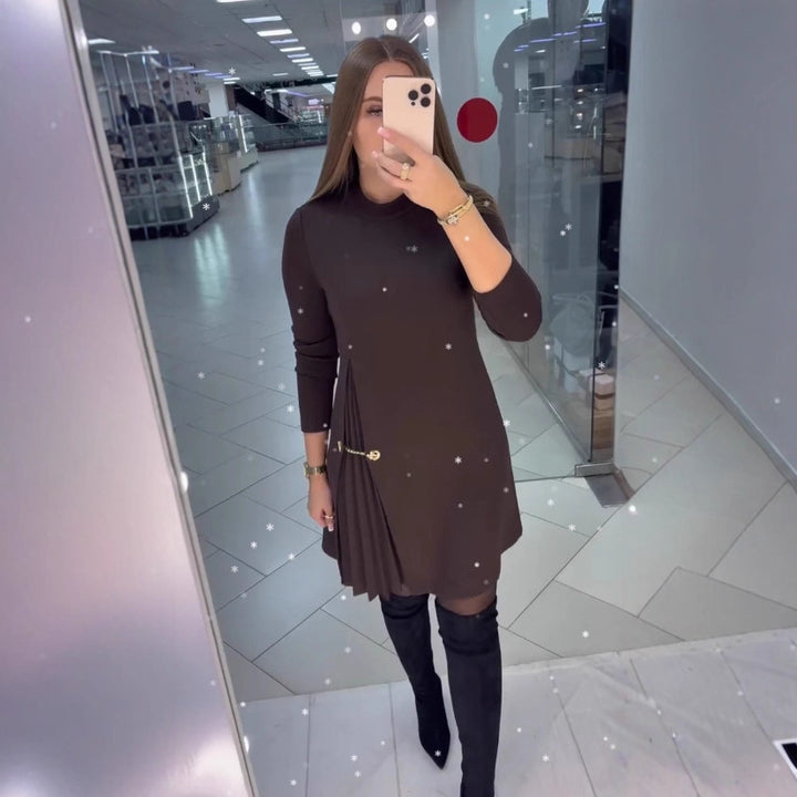 Robe pour femmes avec un design de plis élégant et une ceinture décorative Chic & Stil