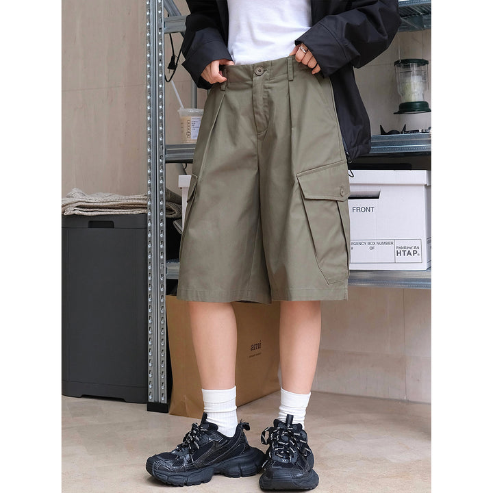 Women's loosely cut cargo bermudas with pleats and large flap pockets Amarae