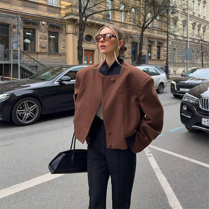 Trendy short jacket for women with structured cut and high collar Lune London