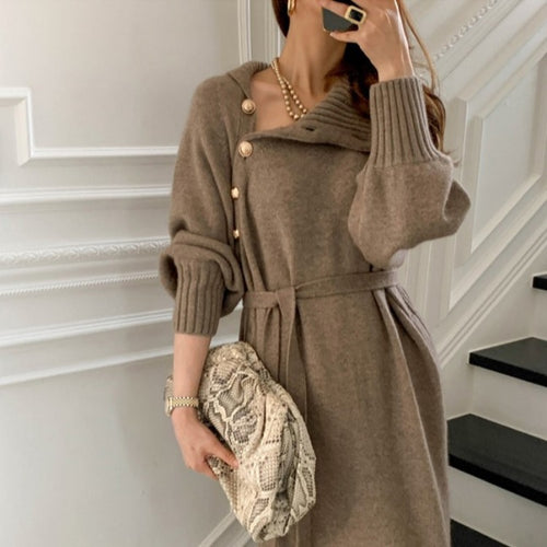 Robe en tricot à col haut et détails de boutons élégants Chic & Stil pour femmes