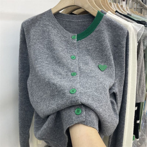 Cardigan féminin à la mode en tricot doux avec des boutons contrastés Chic & Stil