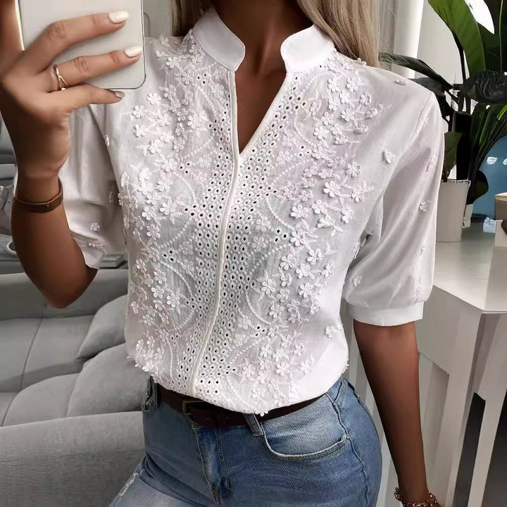 Blouse brodée pour femmes avec col haut et détails délicats Chic & Stil