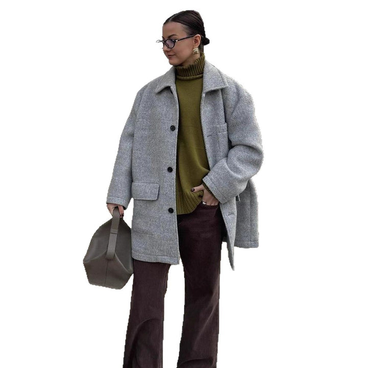 Women’s wool blend coat in boxy style with shirt collar, applied flap pockets, and button closure Amarae