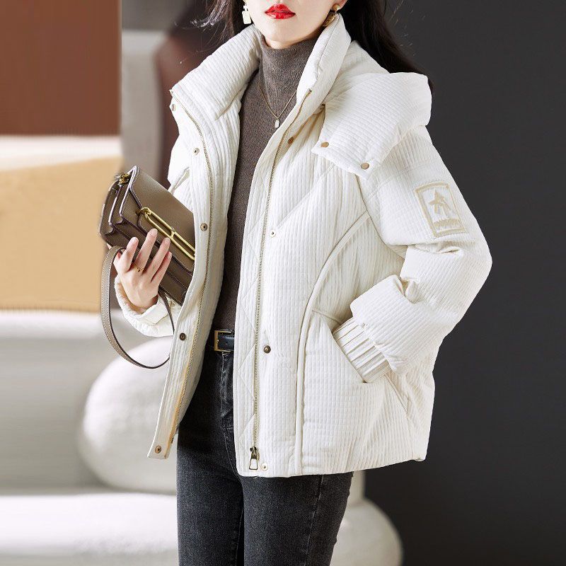 Veste matelassée surdimensionnée pour femmes avec un design pratique à capuche Chic & Stil