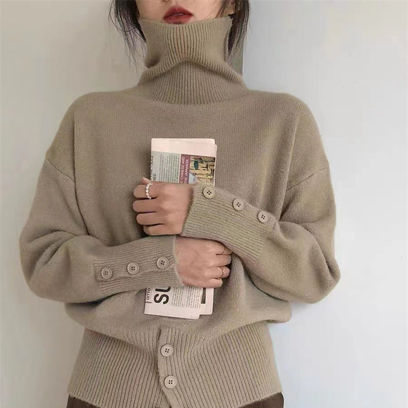 Pull à col roulé confortable pour femmes avec détails en boutons Chic & Stil