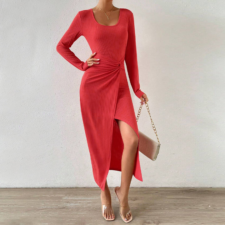 Robe maxi femme avec un design élégant enroulé et une fente latérale Chic & Stil