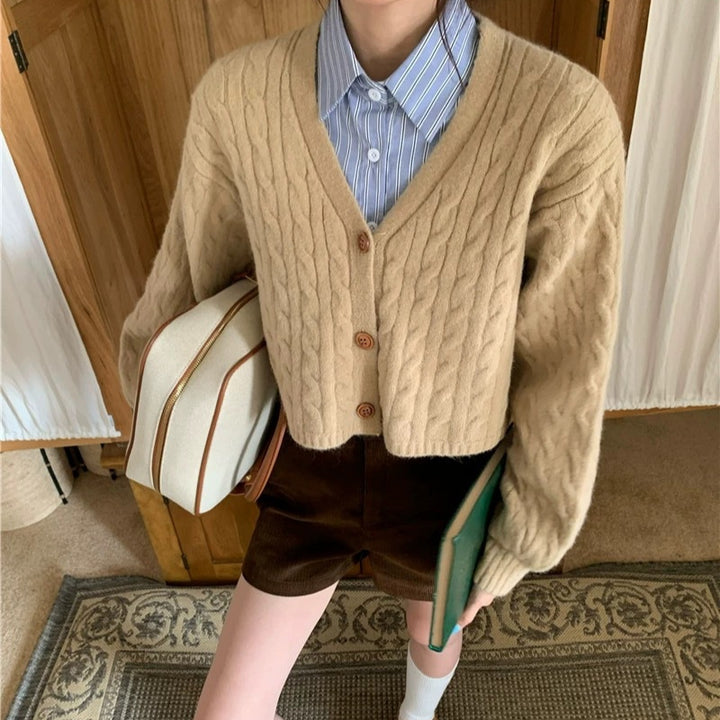 Cardigan court pour femmes avec des manches larges et détail de bouton Chic & Stil