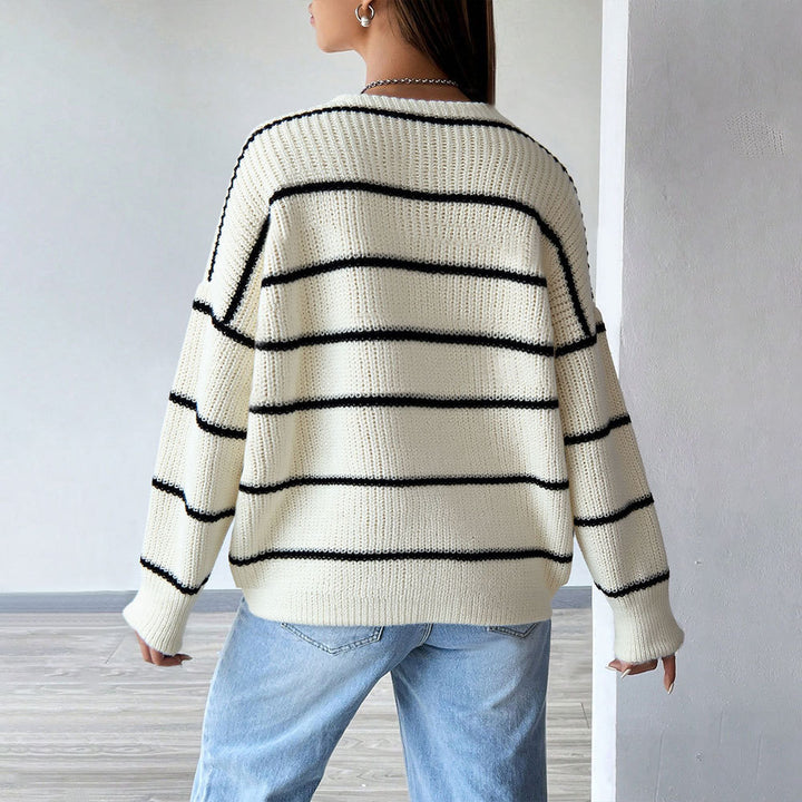 Cardigan en tricot à rayures pour femmes à manches courtes avec fermeture à boutons et poches latérales Chic & Stil