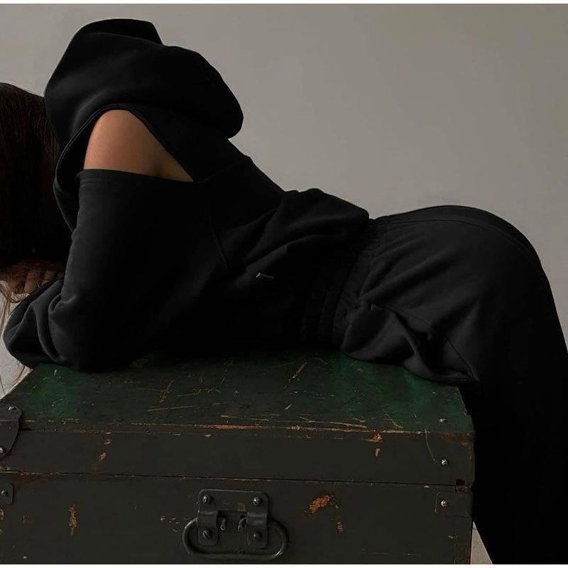 Haut de sweat à capuche stylé pour femmes avec épaules dénudées et coupe loose Chic & Stil