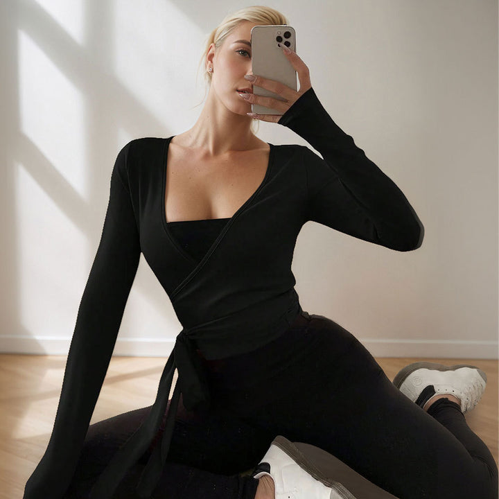 Haut enveloppant pour femmes avec un élégant drapé et des manches longues Chic & Stil