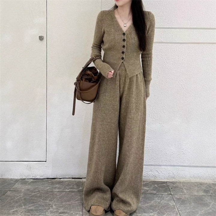 Costume tricoté pour femmes avec décolleté en V et détails de boutons Chic & Stil
