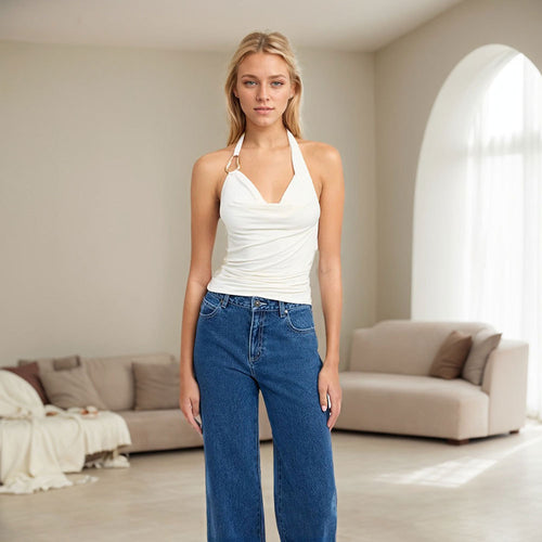 Haut à col halter pour femmes avec drapés élégants et détail de bague à la mode Chic & Stil