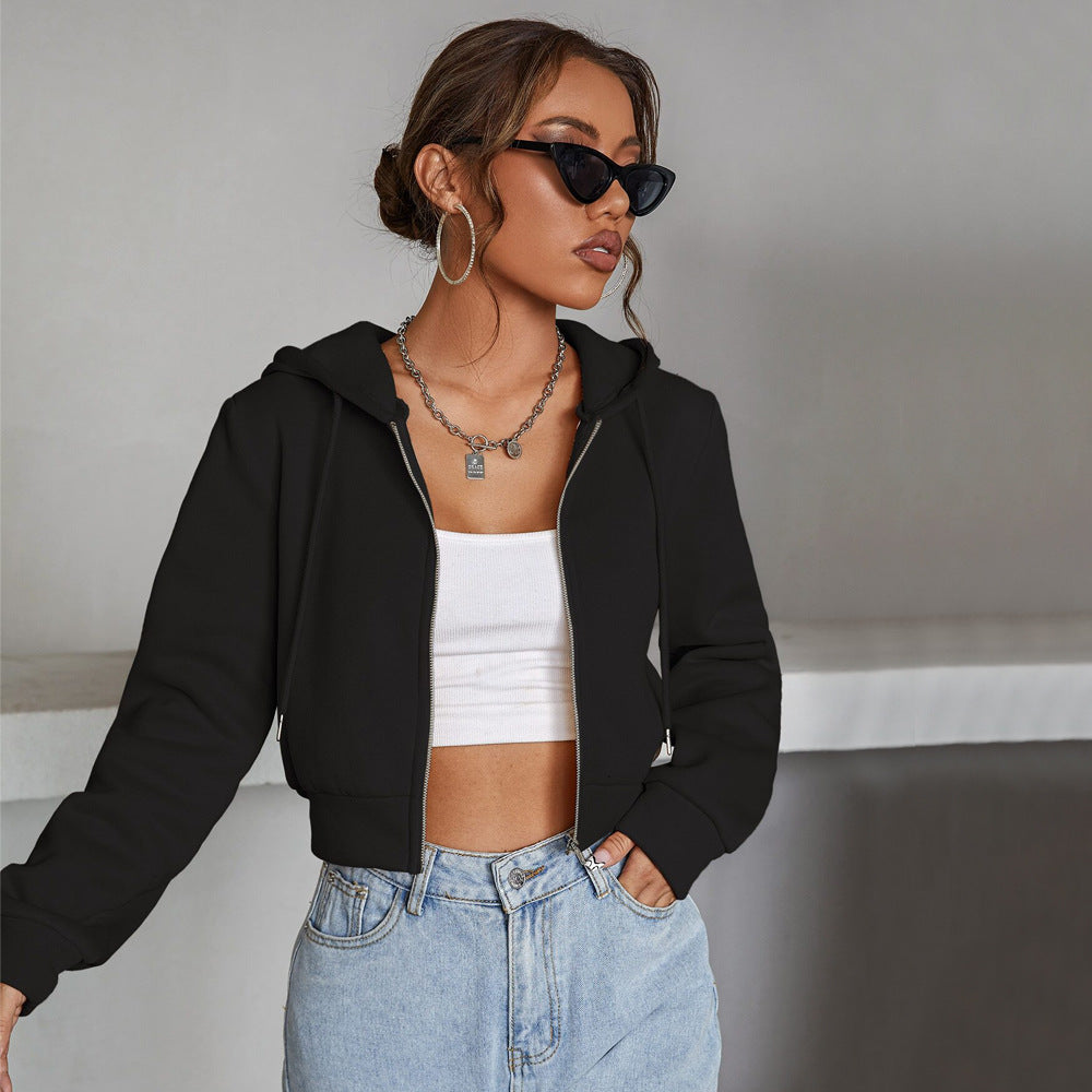Veste à capuche courte pour femmes avec une coupe tendance et un matériau confortable Chic & Stil