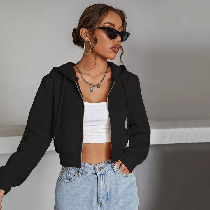 Veste à capuche courte pour femmes avec une coupe tendance et un matériau confortable Chic & Stil
