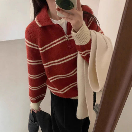 Pull-over tricoté pour femmes avec demi-zip et design rayé Chic & Stil