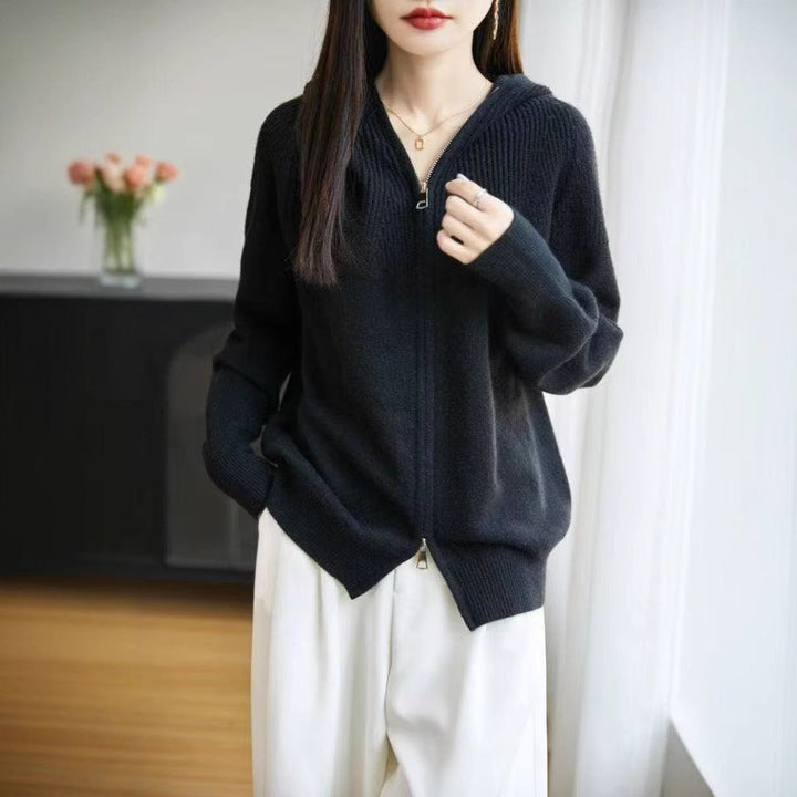 Veste à capuche pour femme avec un tricot côtelé fin et un design élégant de fermeture éclair Chic & Stil