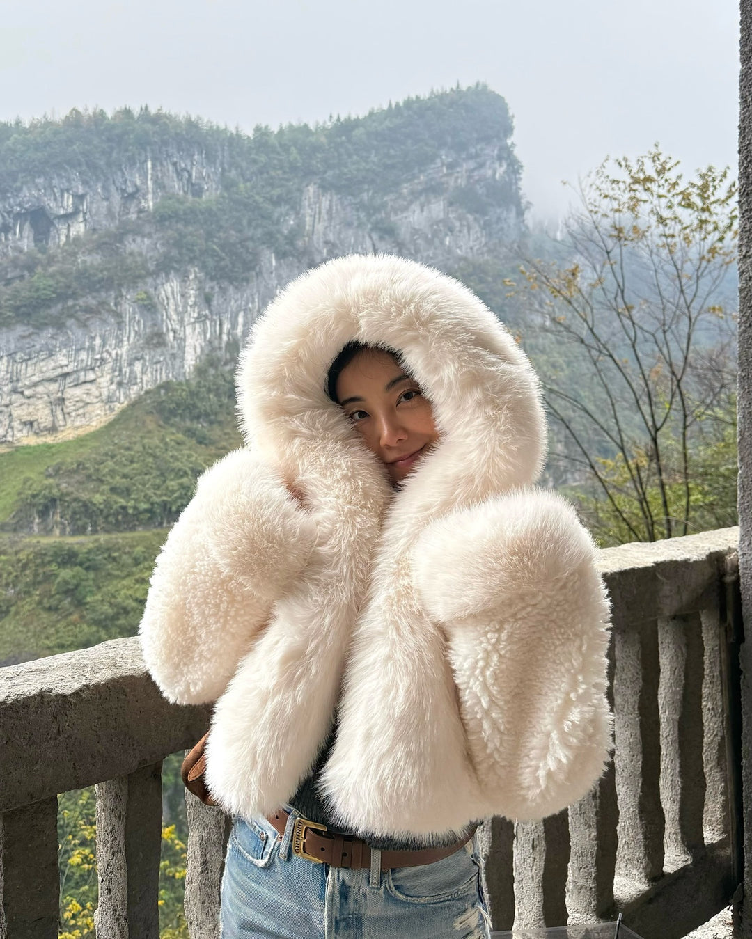 Women's short jacket made of voluminous faux fur with XXL hood and ball sleeves Amarae