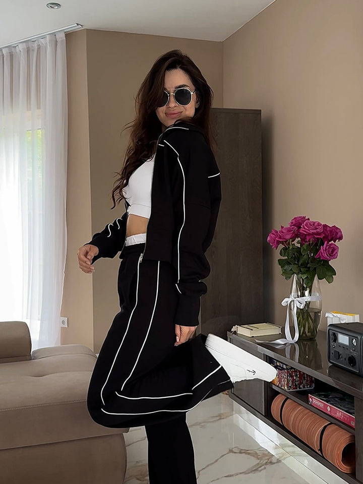 Women's sporty leisure suit with soft top and comfortable pants Lune London