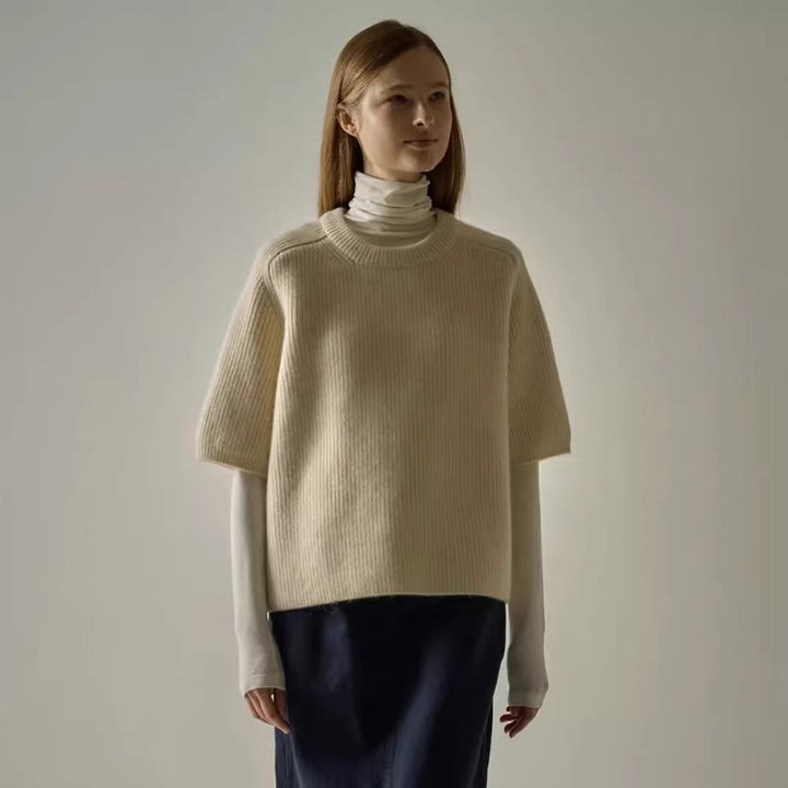 Pull en maille élégant pour femmes avec manches courtes et matériau doux Chic & Stil