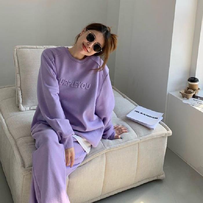 Women's Urban Lounge Outfit with oversized sweatshirt and casual joggers Chic & Stil