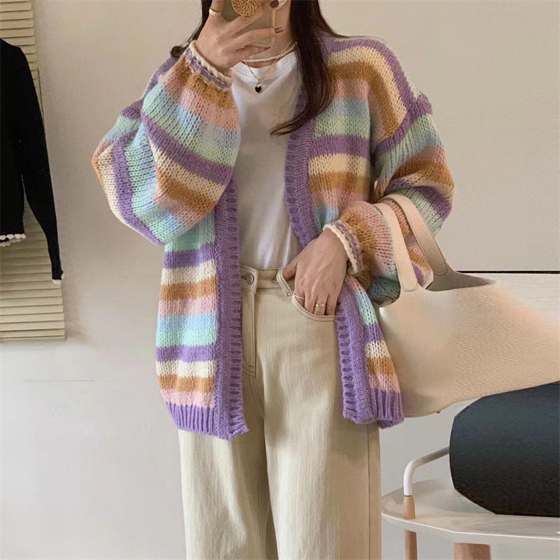 Cardigan en tricot épais pour femmes avec une coupe décontractée et un motif rayé coloré Chic & Stil