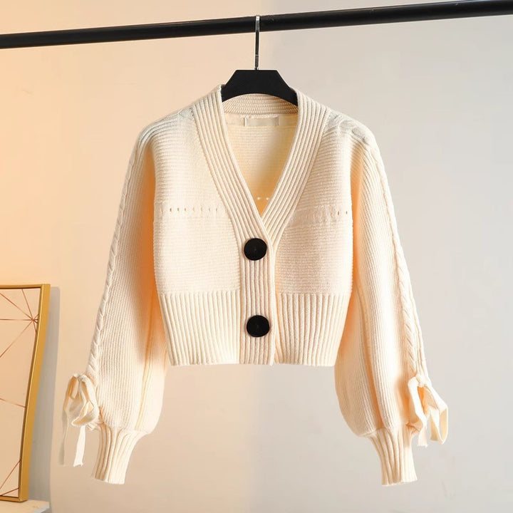 Cardigan féminin à la mode avec des manches volumineuses et des détails de bouton Chic & Stil