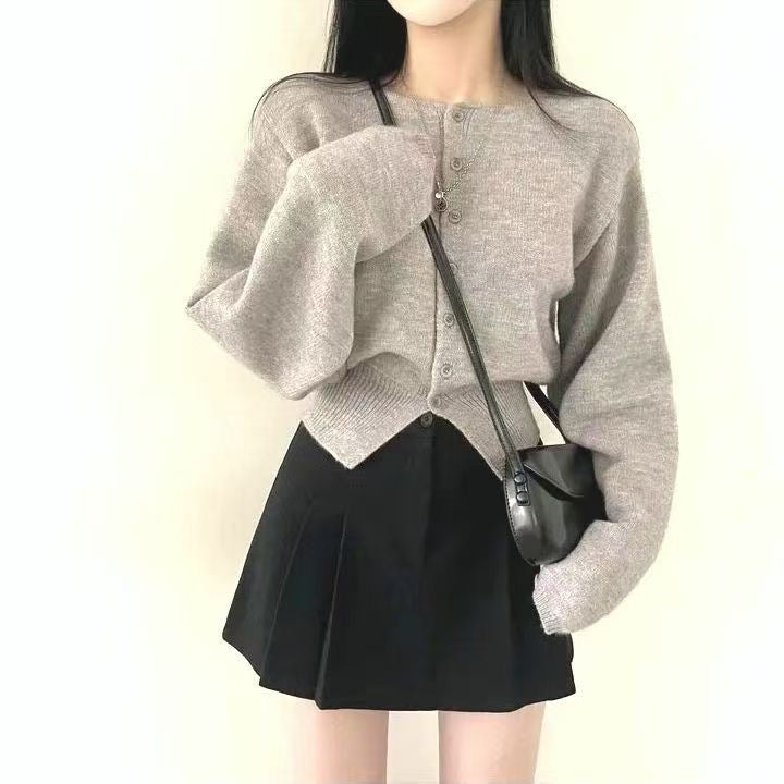 Pull cropped femme avec des détails de boutons et des manches surdimensionnées Chic & Stil