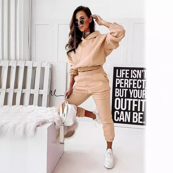 Comfortable tracksuit for women with hood and elastic waistband Chic & Stil