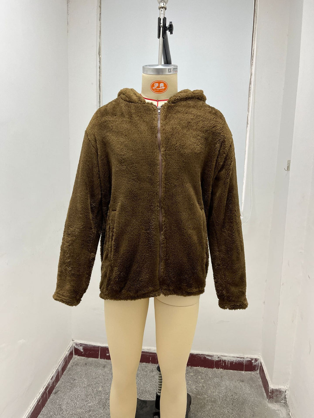 Comfortable fleece jacket for men with a large hood and zipper Lune London