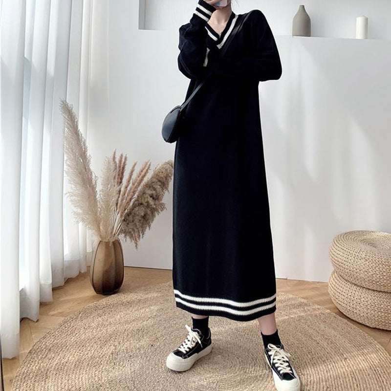 Robe tricotée à manches longues pour femme avec un décolleté en V moderne et des détails côtelés contrastants Chic & Stil
