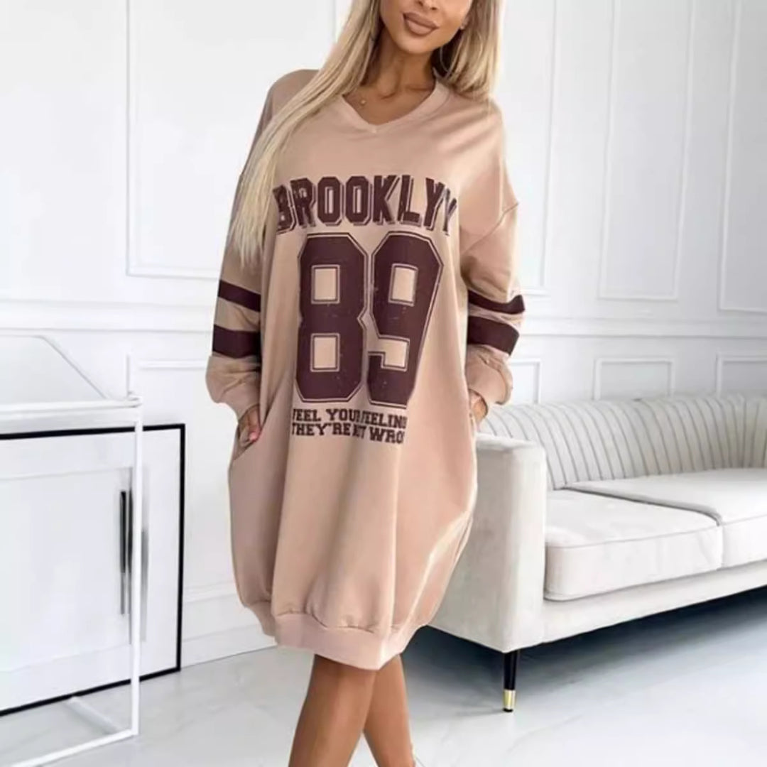 Oversized casual sports dress for women with V-neck and contrasting sleeves Lune London