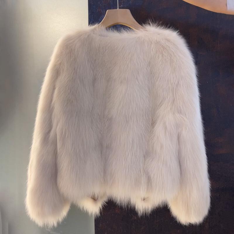 Veste en fausse fourrure confortable pour femmes avec une coupe élégante et des boucles décoratives Chic & Stil