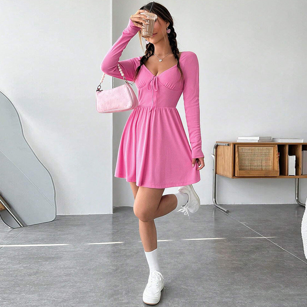 Robe mini décontractée pour femmes avec détail de nœud ludique et manches longues Chic & Stil