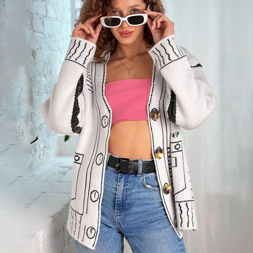 Cardigan pour femmes en tricot lâche avec un design élaboré et de grands boutons Chic & Stil