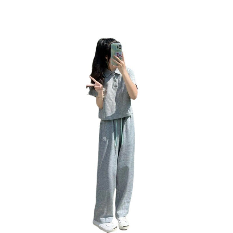 Women's sporty set with short top and joggers Chic & Stil