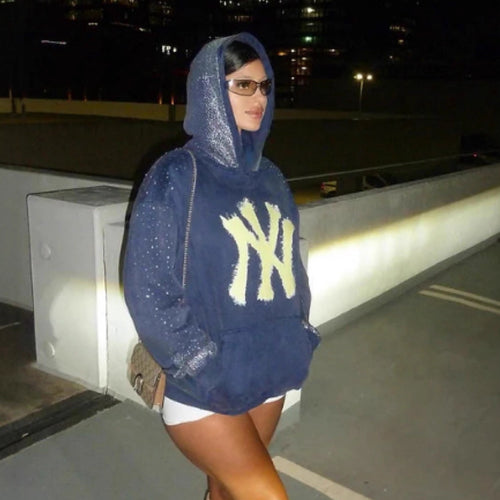 Hoodie femme avec des détails scintillants et un logo frappant Chic & Stil