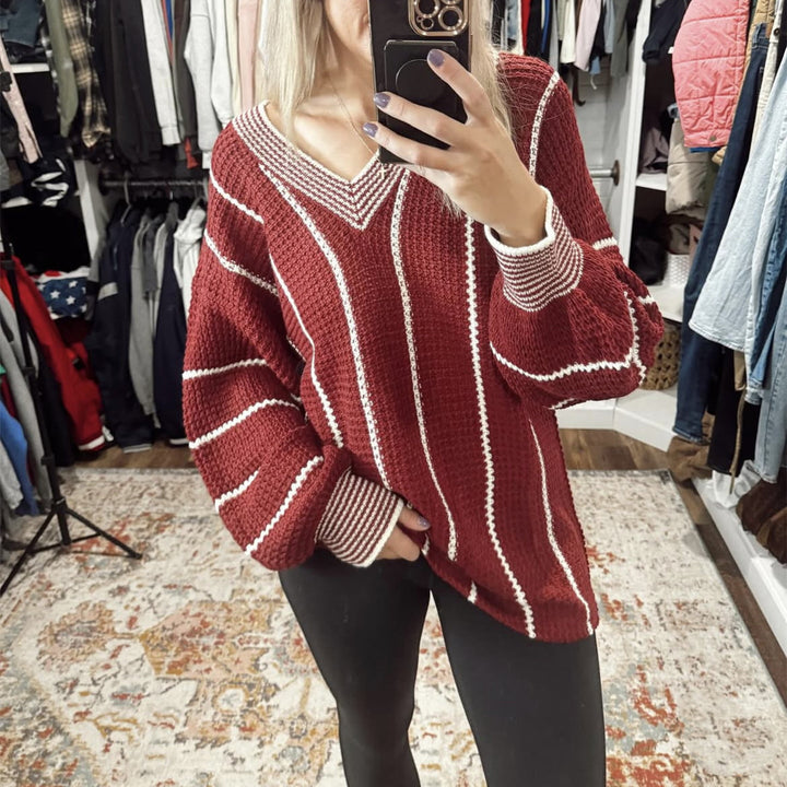pull-over tricoté pour femmes grande taille dans un style décontracté oversize avec décolleté en V et motif rayé Lune London