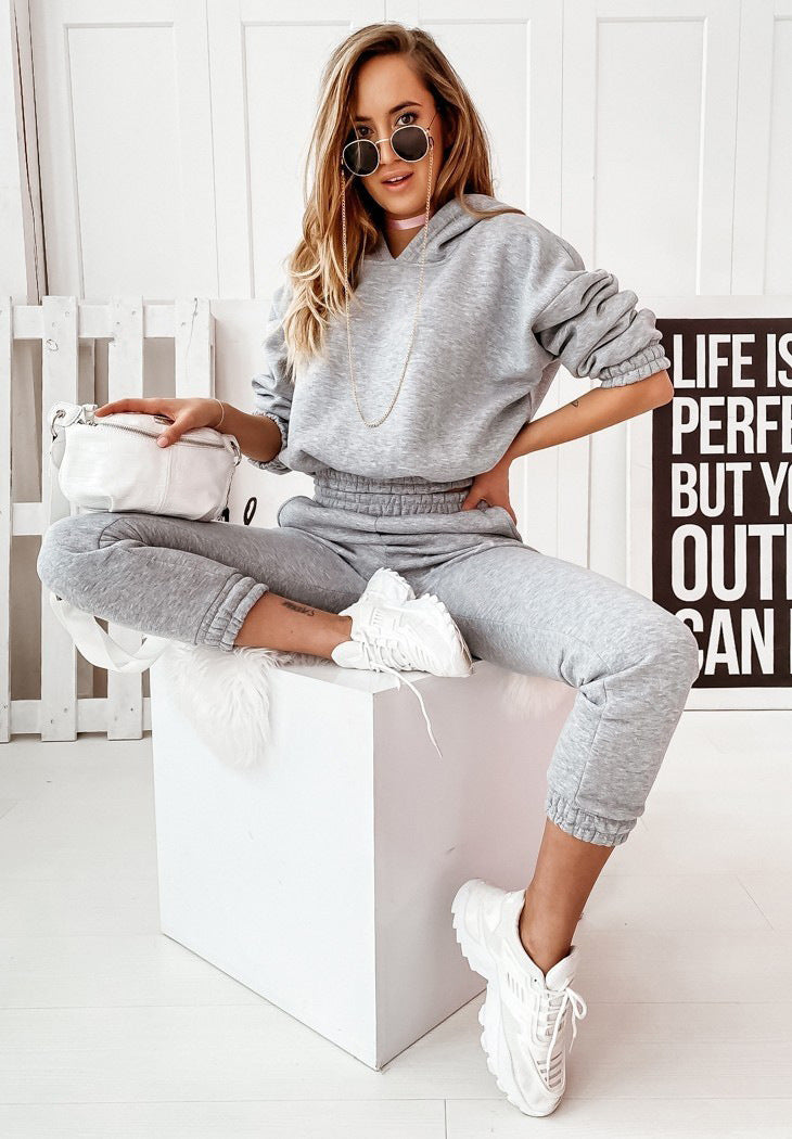 Comfortable tracksuit for women with hood and elastic waistband Chic & Stil