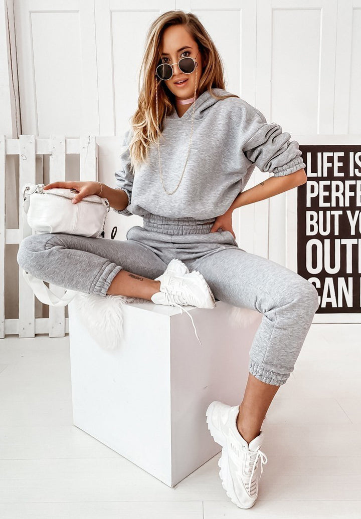 Comfortable tracksuit for women with hood and elastic waistband Chic & Stil