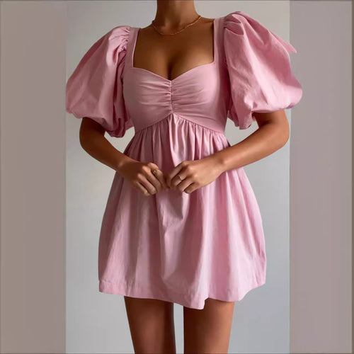 Robe décontractée pour femmes avec des manches bouffantes et un élégant drapé Chic & Stil