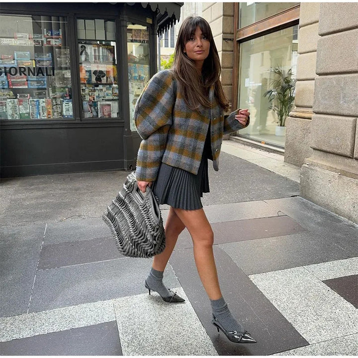 Short checkered jacket for women with voluminous sleeves Lune London